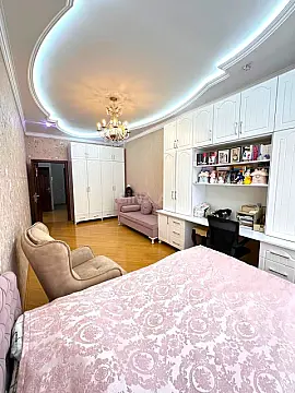 Satılır 4 otaqlı mənzil 190 m²