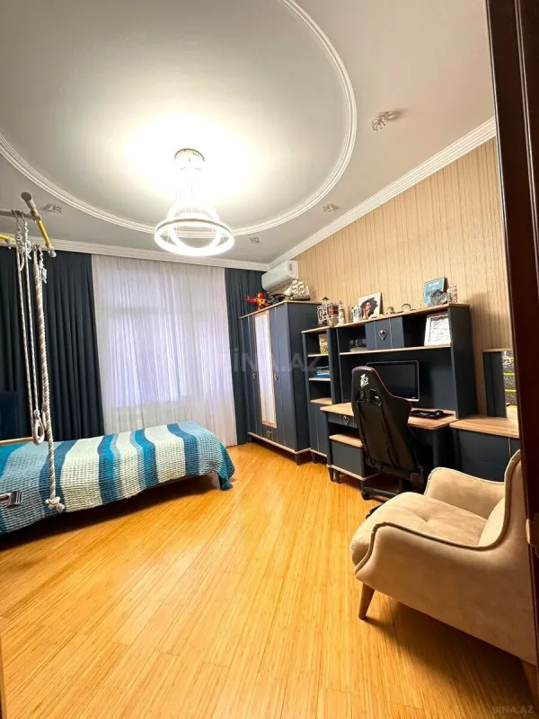 Satılır 4 otaqlı mənzil 190 m²