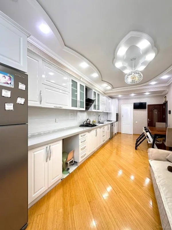 Satılır 4 otaqlı mənzil 190 m²