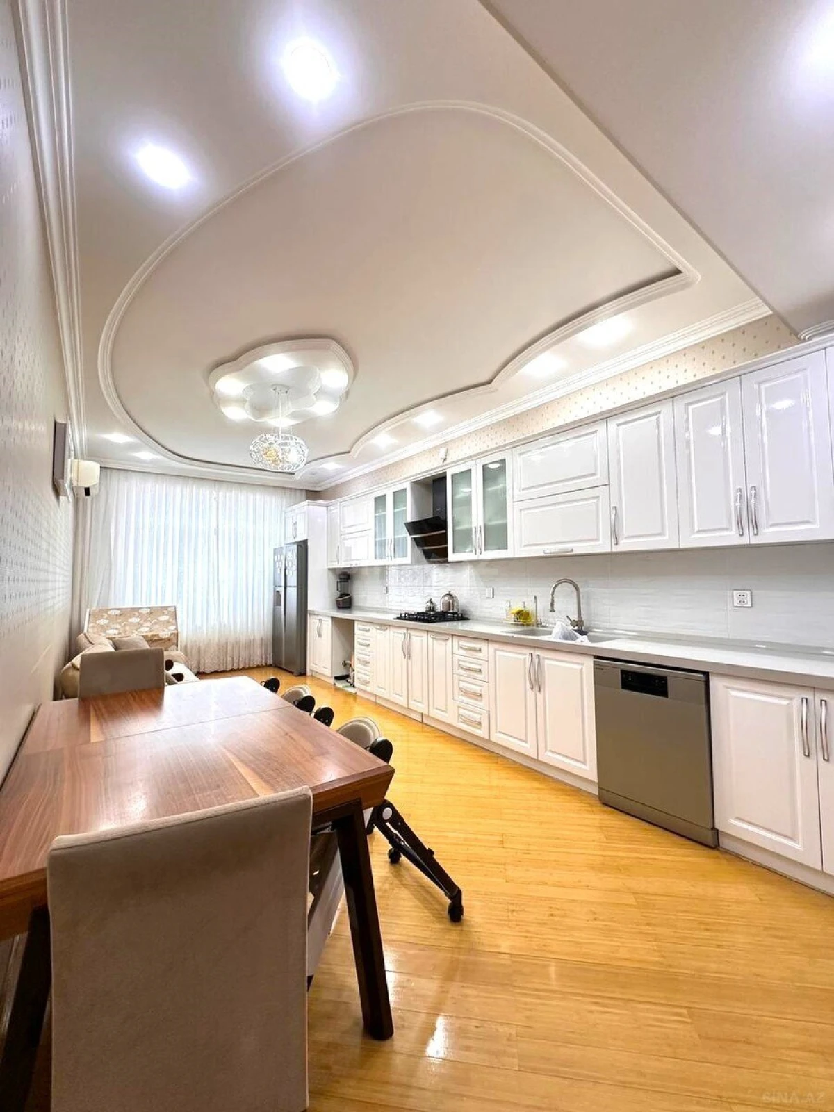 Satılır 4 otaqlı mənzil 190 m²