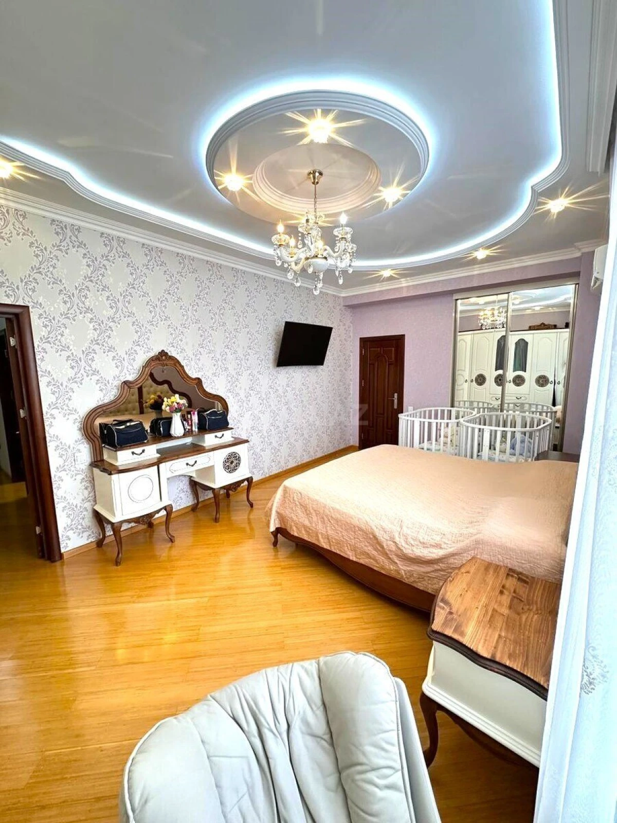 Satılır 4 otaqlı mənzil 190 m²
