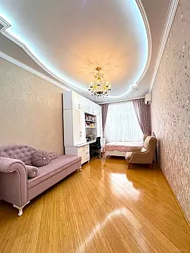Satılır 4 otaqlı mənzil 190 m²