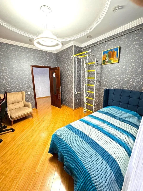 Satılır 4 otaqlı mənzil 190 m²