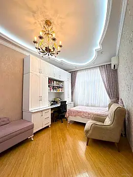 Satılır 4 otaqlı mənzil 190 m²