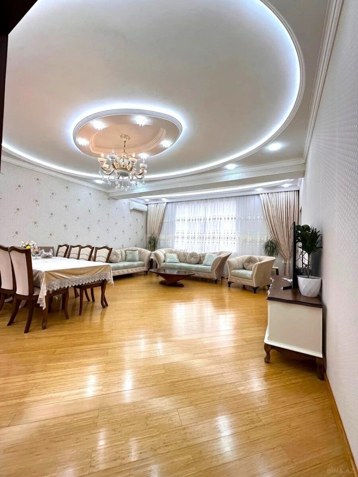 Satılır 4 otaqlı mənzil 190 m²