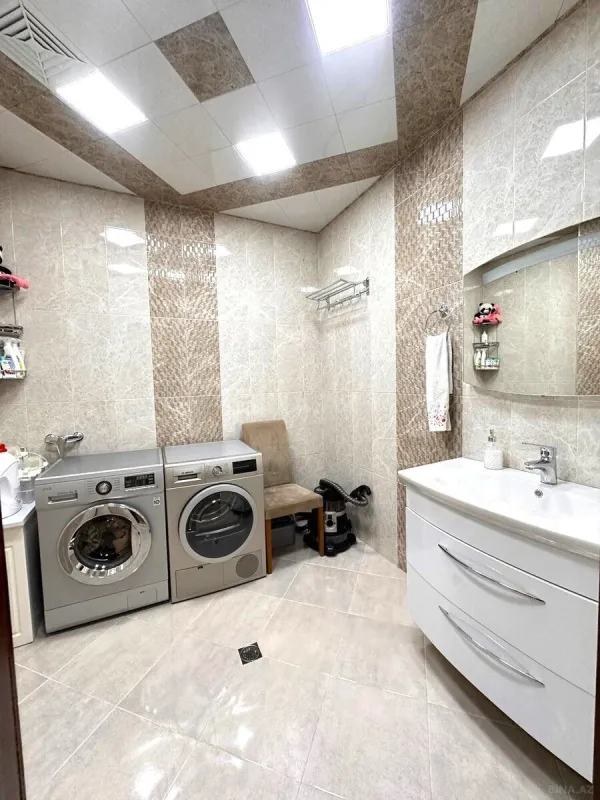 Satılır 4 otaqlı mənzil 190 m²