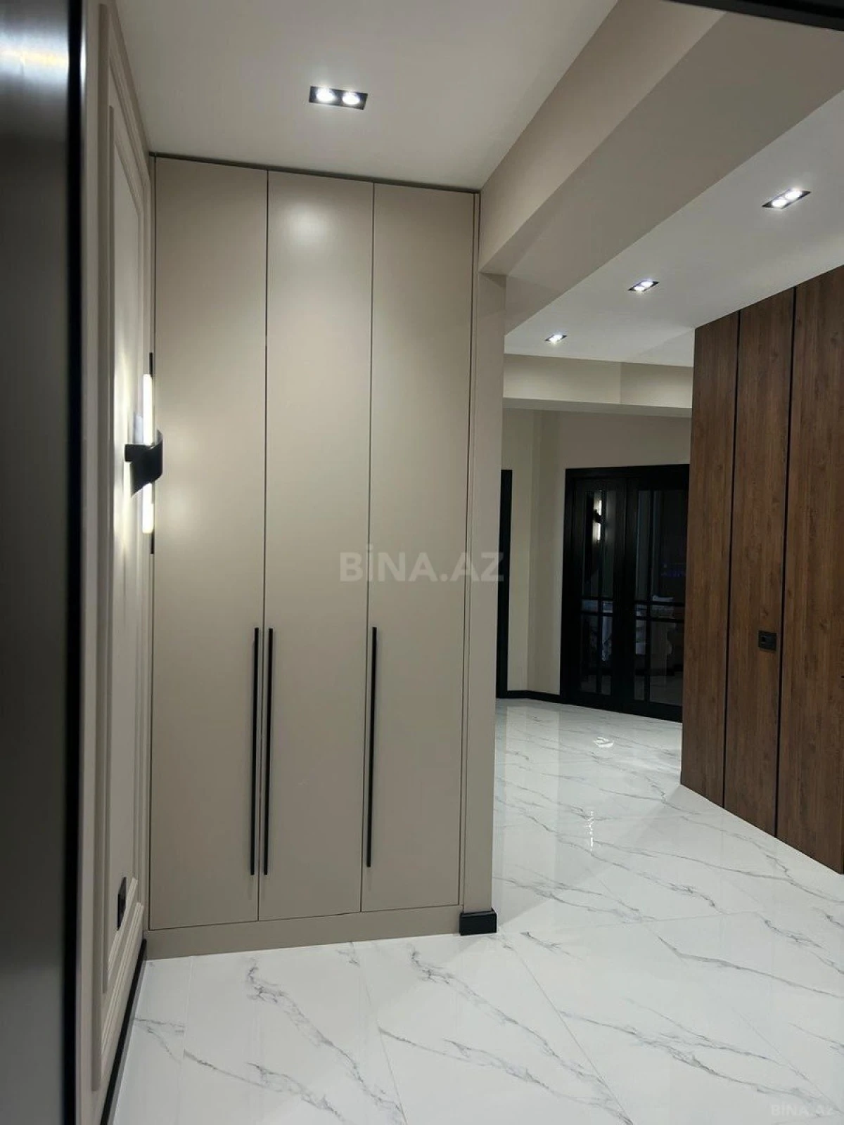Satılır 3 otaqlı mənzil 142 m²