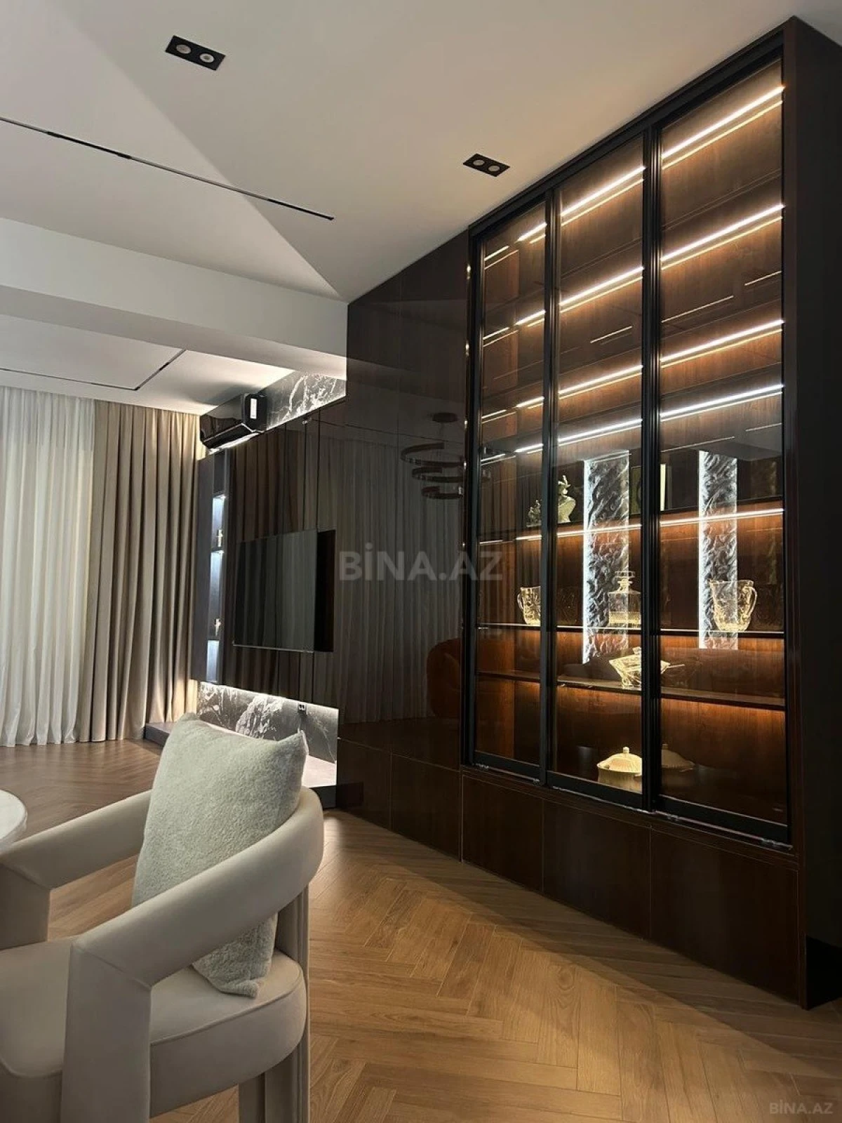 Satılır 3 otaqlı mənzil 142 m²