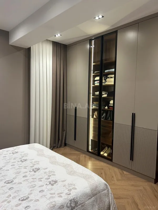 Satılır 3 otaqlı mənzil 142 m²