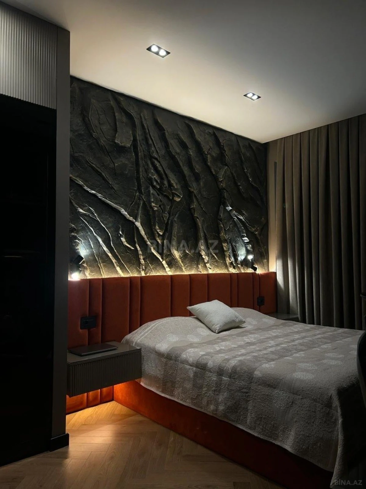 Satılır 3 otaqlı mənzil 142 m²