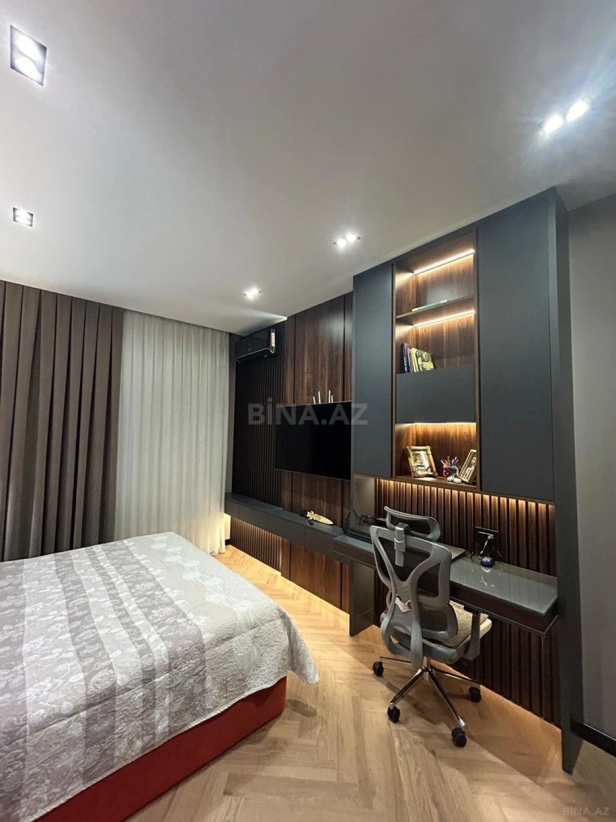 Satılır 3 otaqlı mənzil 142 m²