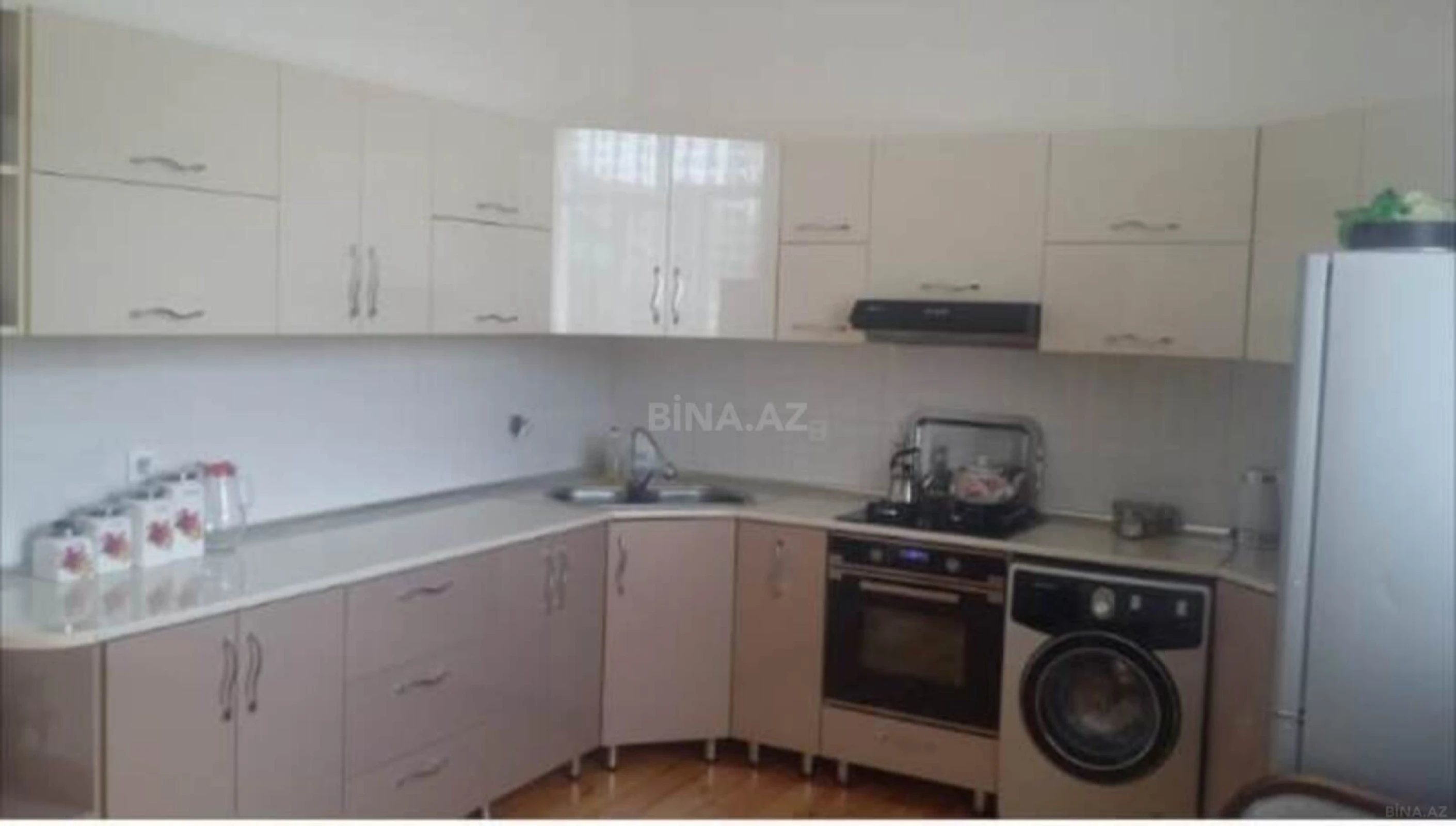 Satılır 6 otaqlı həyət evi 300 m²