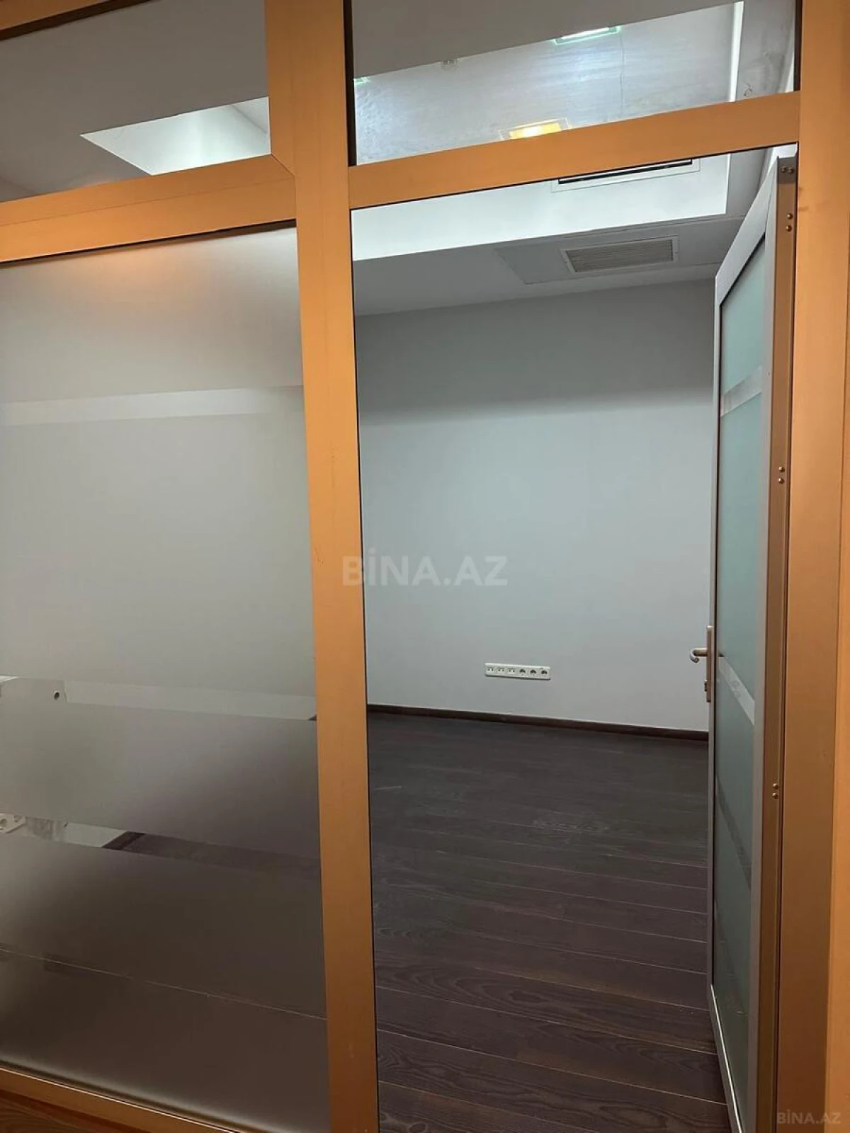 Satılır 4 otaqlı ofis 146 m²