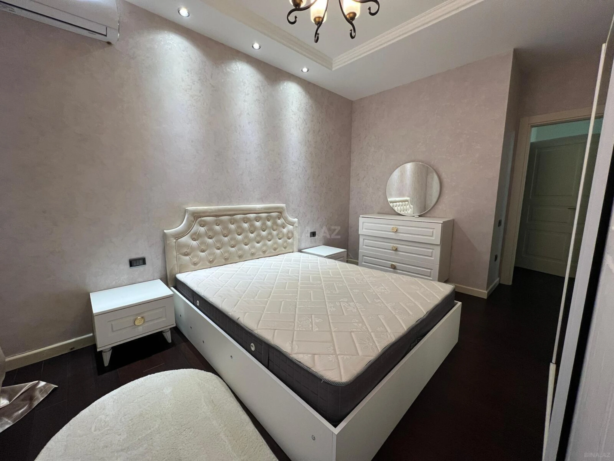 Satılır 4 otaqlı mənzil 178 m²