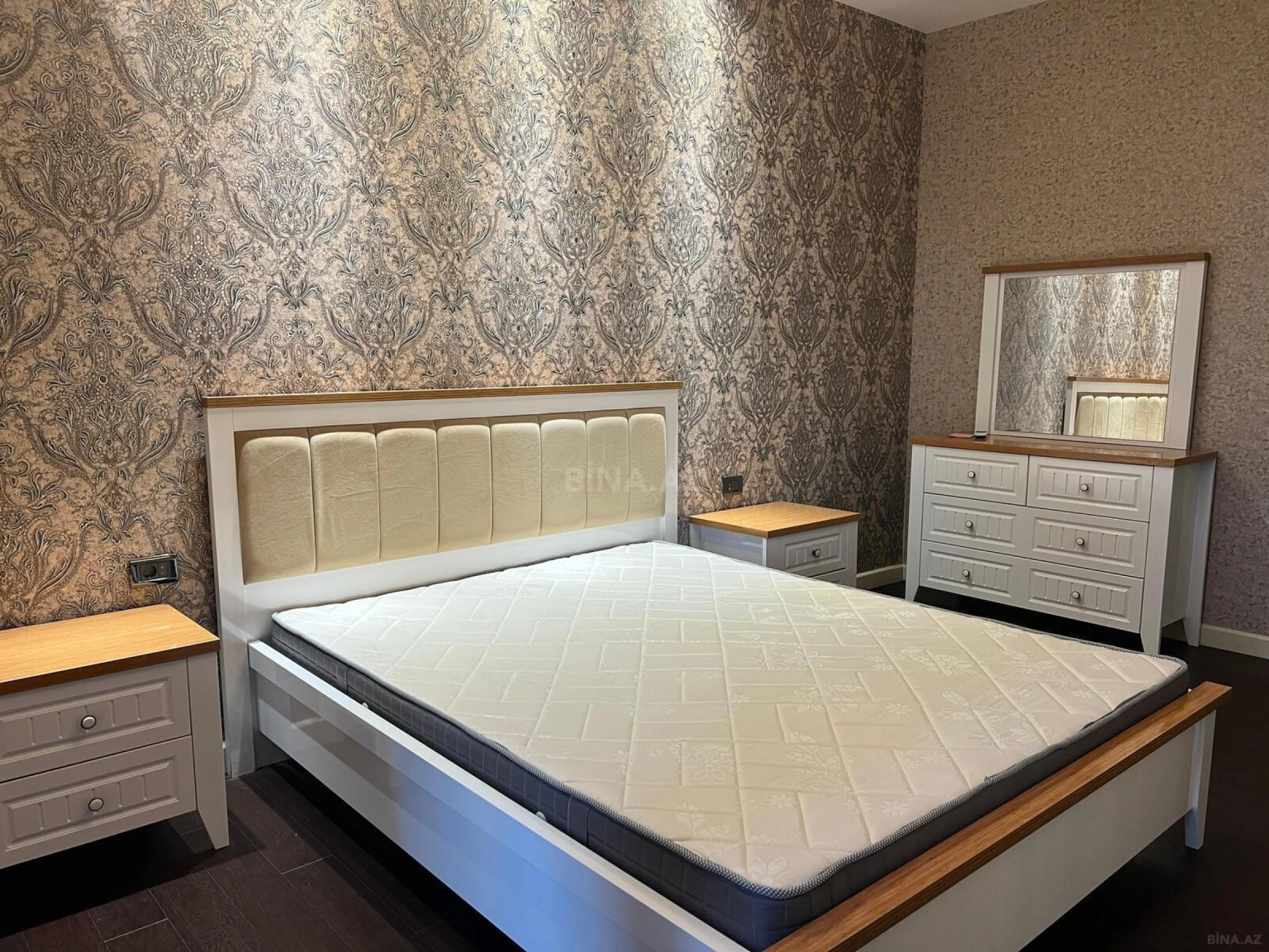 Satılır 4 otaqlı mənzil 178 m²