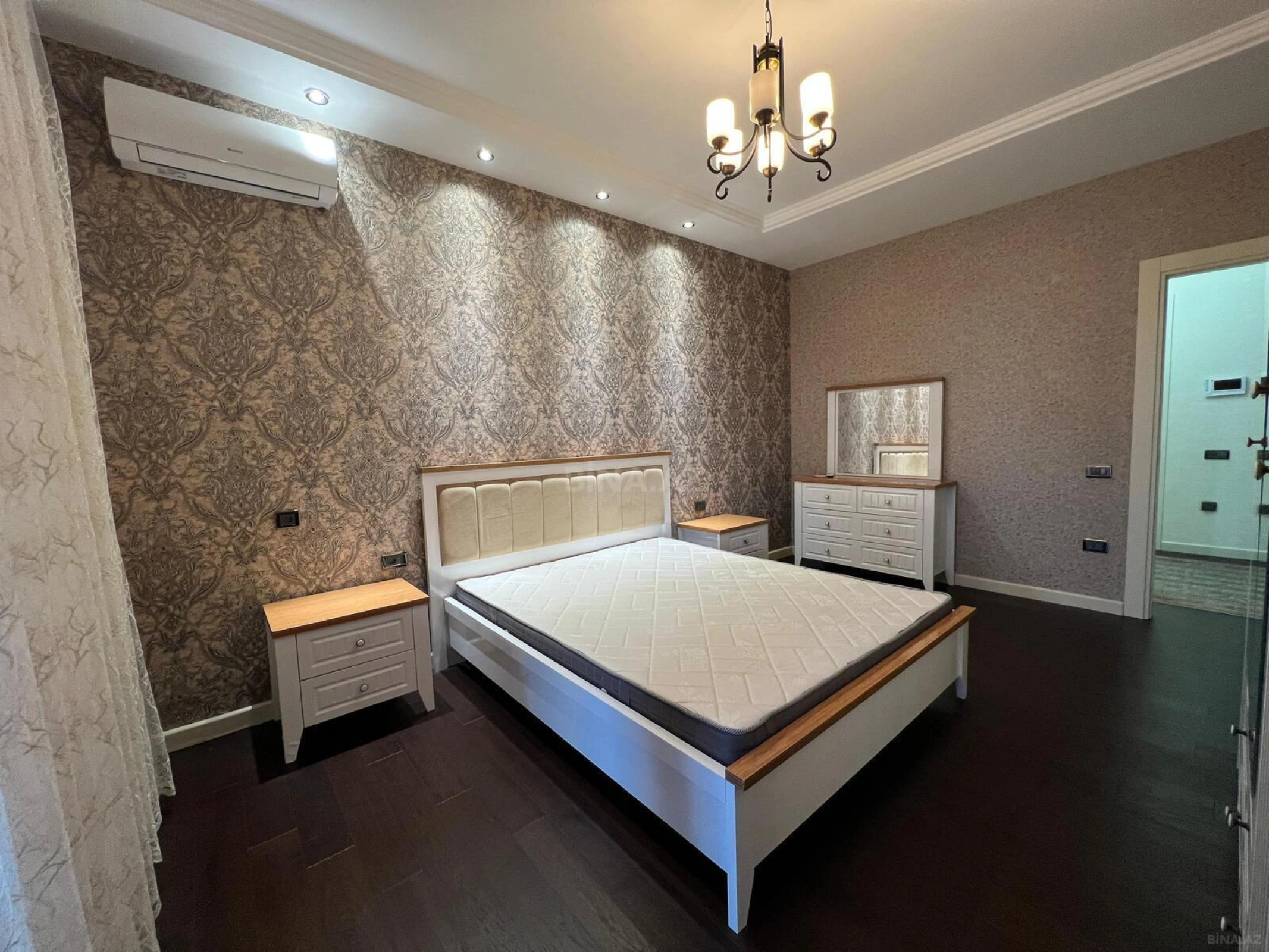 Satılır 4 otaqlı mənzil 178 m²