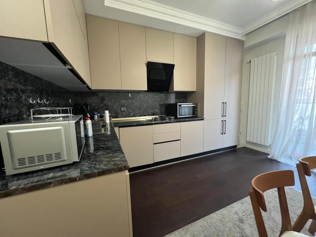Satılır 4 otaqlı mənzil 178 m²