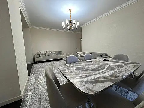 Satılır 4 otaqlı mənzil 178 m²