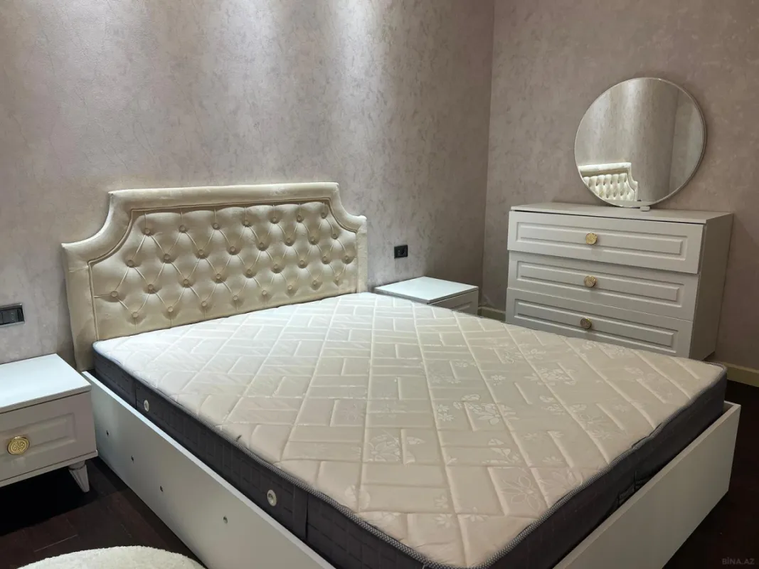 Satılır 4 otaqlı mənzil 178 m²