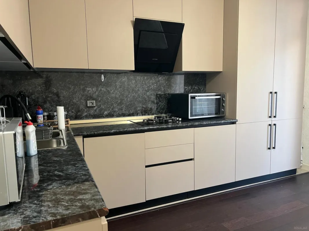 Satılır 4 otaqlı mənzil 178 m²