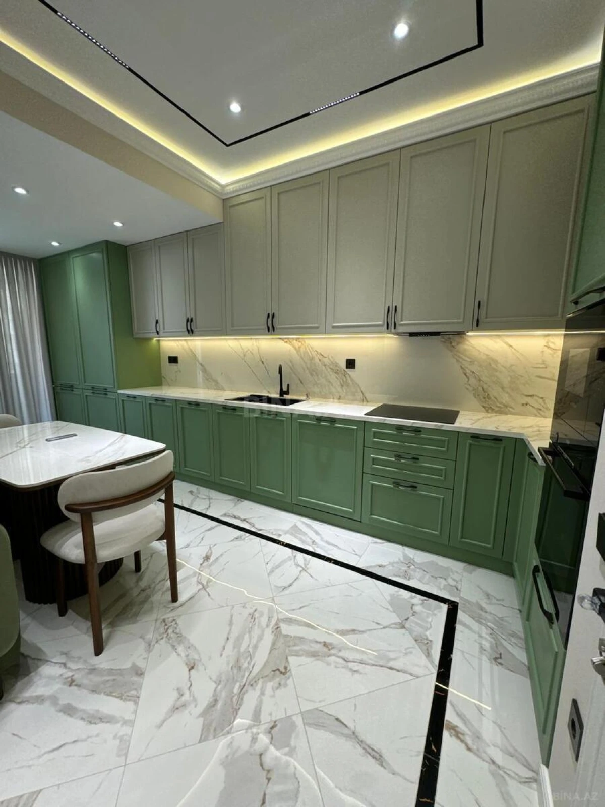 Satılır 4 otaqlı mənzil 170 m²