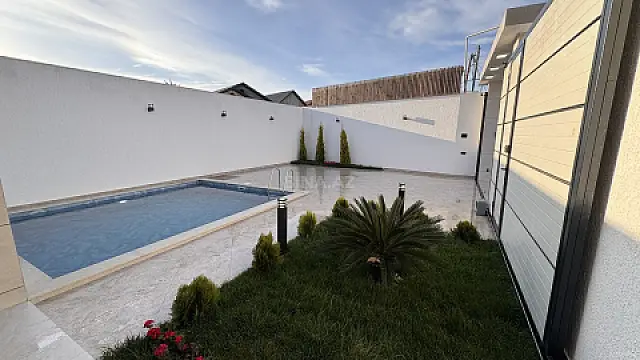 Satılır 4 otaqlı həyət evi 200 m²