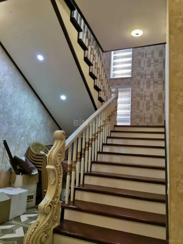 Satılır 7 otaqlı həyət evi 240 m²