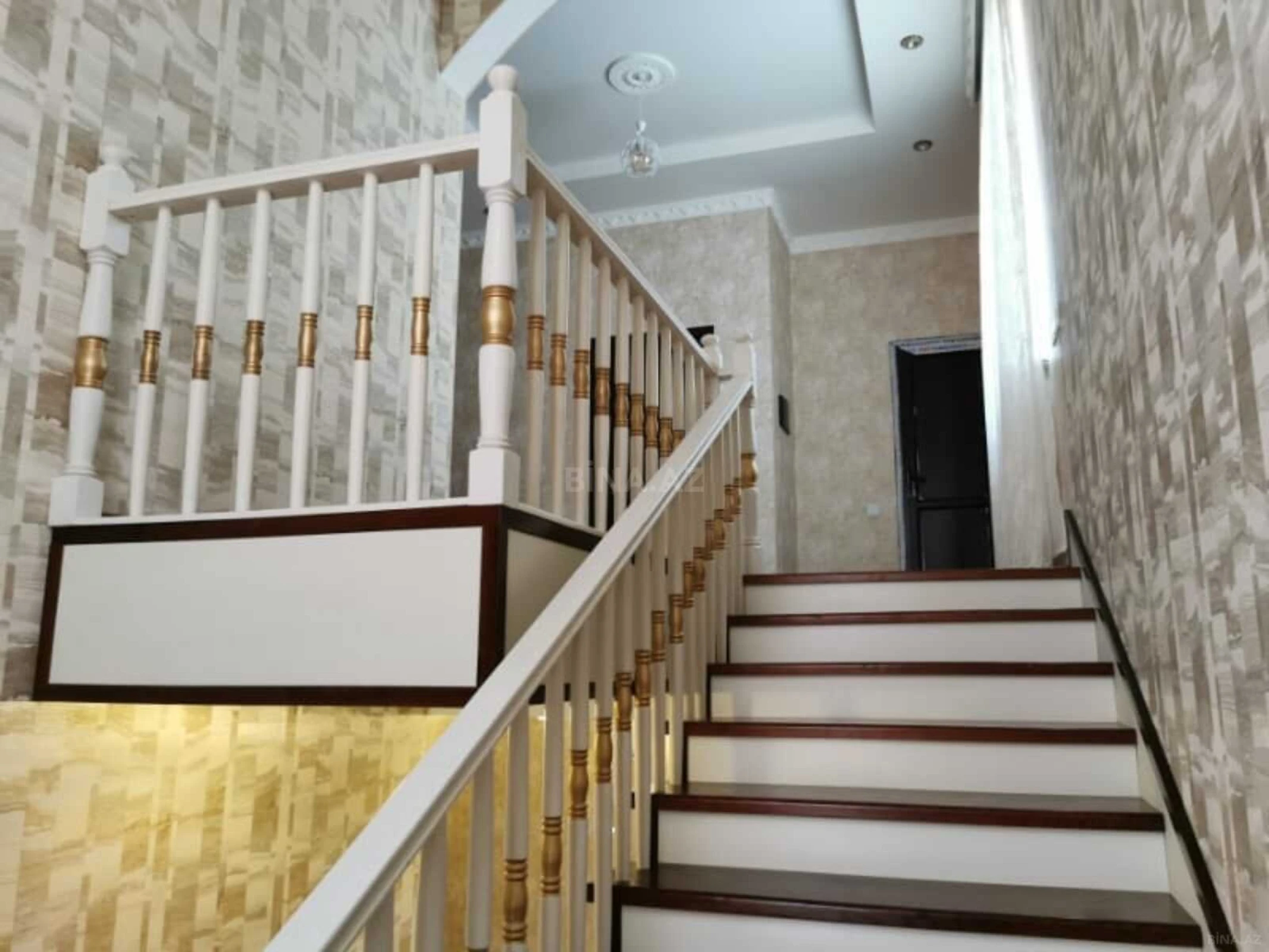 Satılır 7 otaqlı həyət evi 240 m²