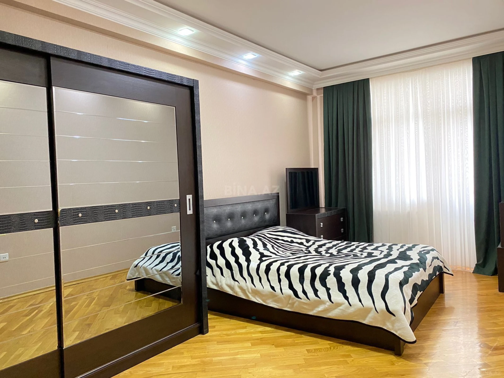 Kirayə verilir 3 otaqlı mənzil 200 m²