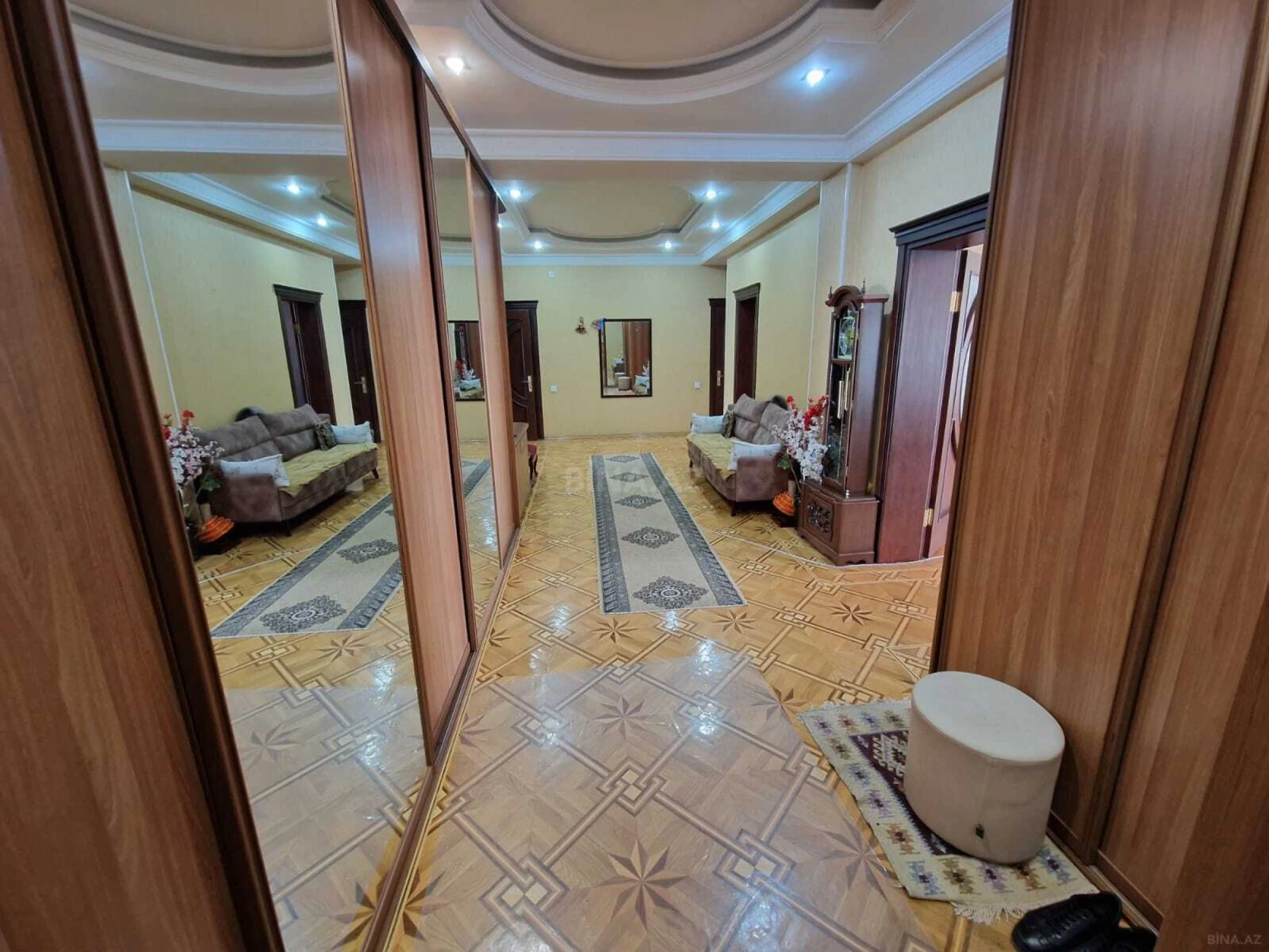 Satılır 4 otaqlı mənzil 190 m²