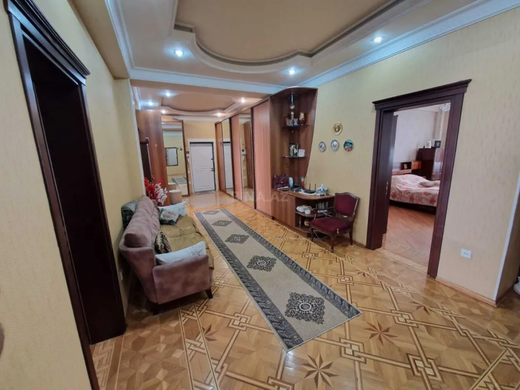Satılır 4 otaqlı mənzil 190 m²