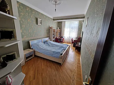 Satılır 4 otaqlı mənzil 190 m²