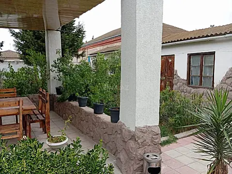 Satılır 8 otaqlı həyət evi 400 m²