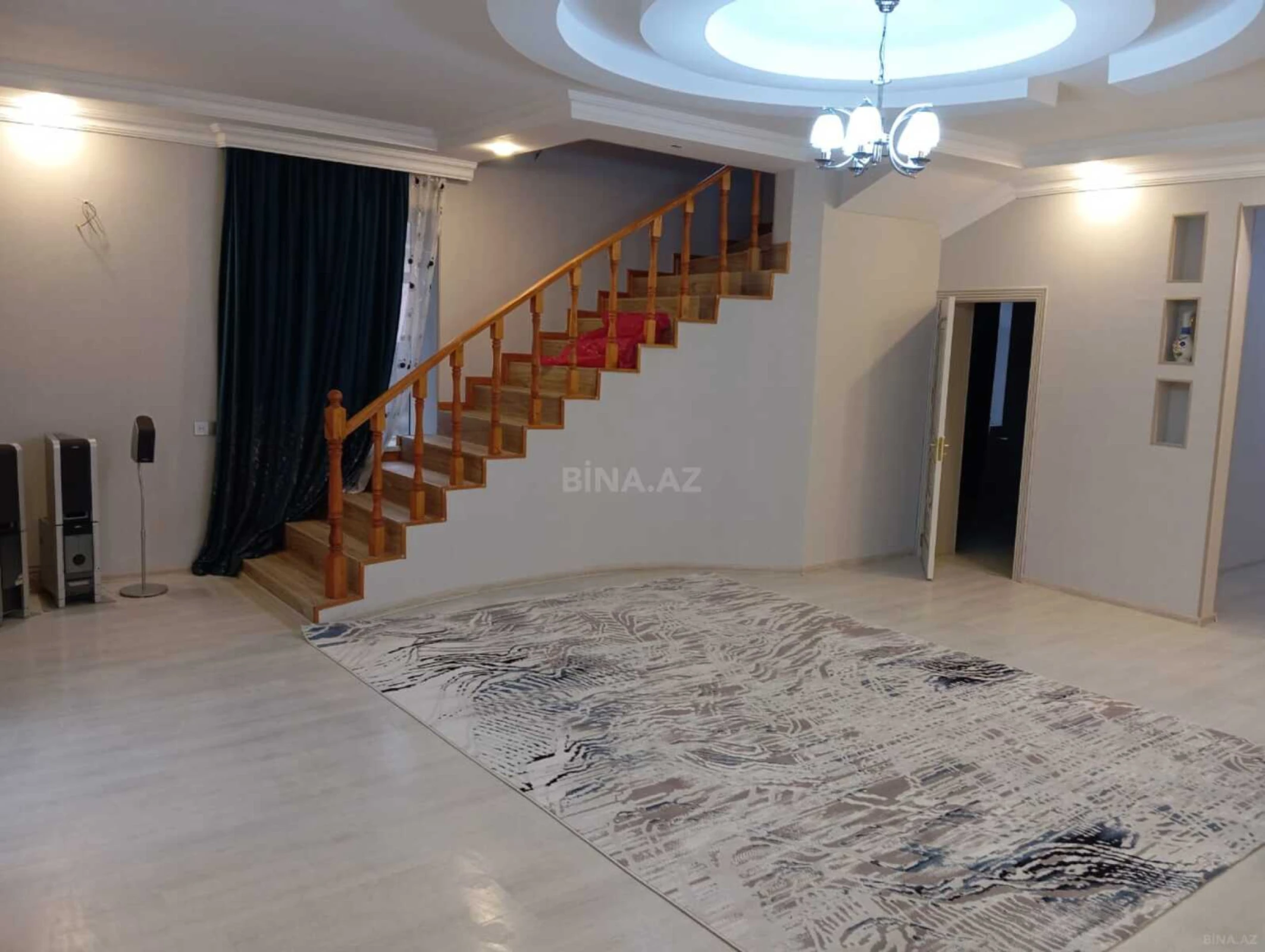 Satılır 8 otaqlı həyət evi 400 m²