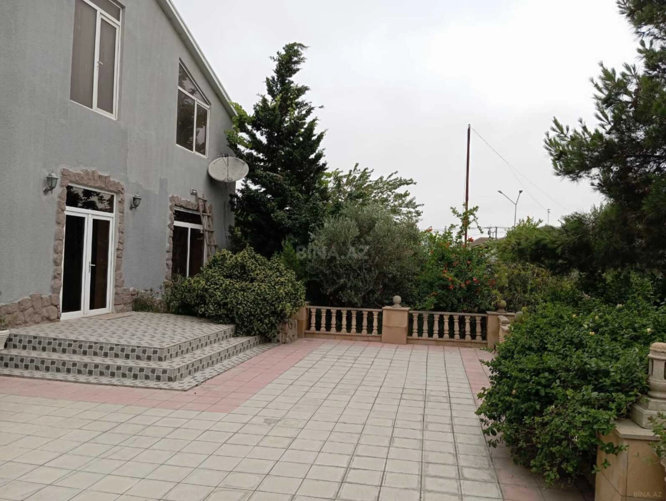 Satılır 8 otaqlı həyət evi 400 m²