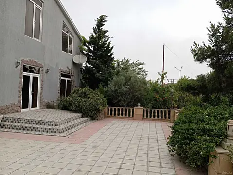 Satılır 8 otaqlı həyət evi 400 m²