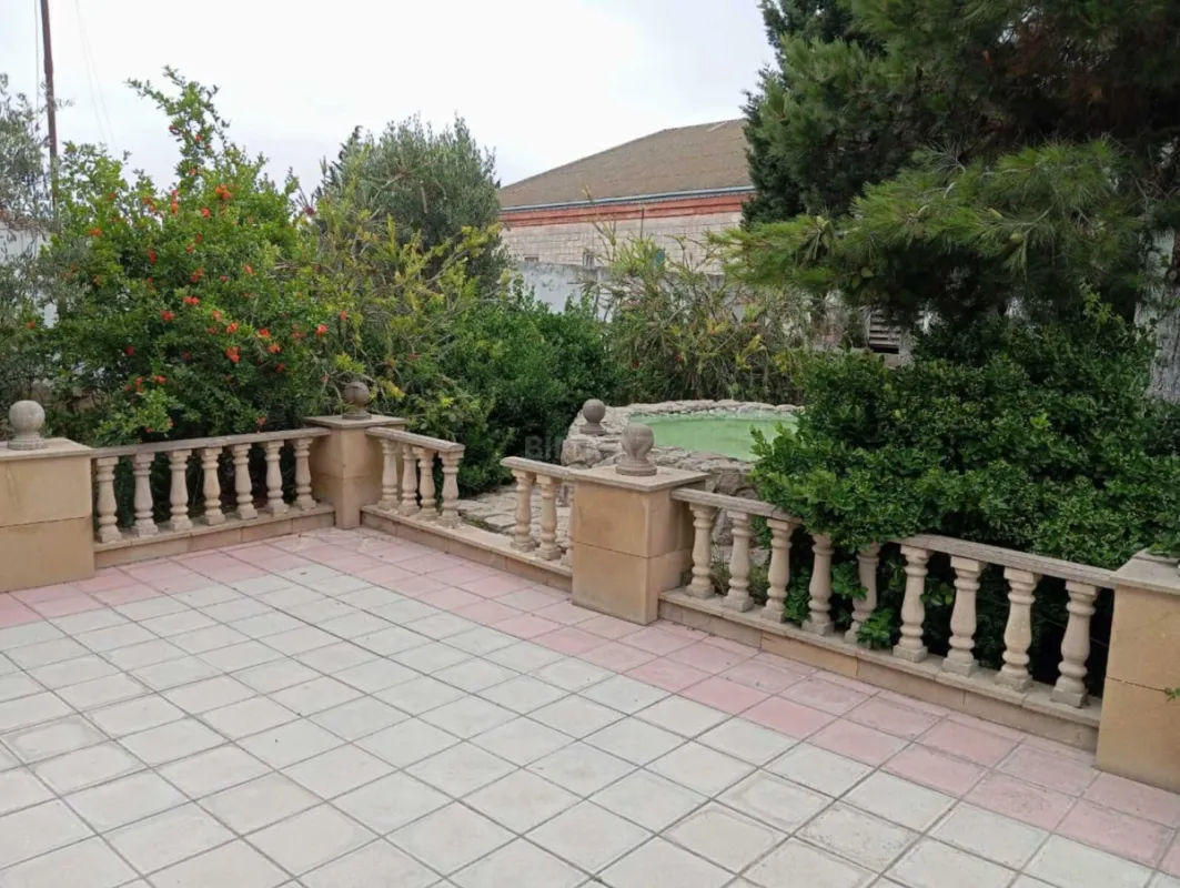Satılır 8 otaqlı həyət evi 400 m²