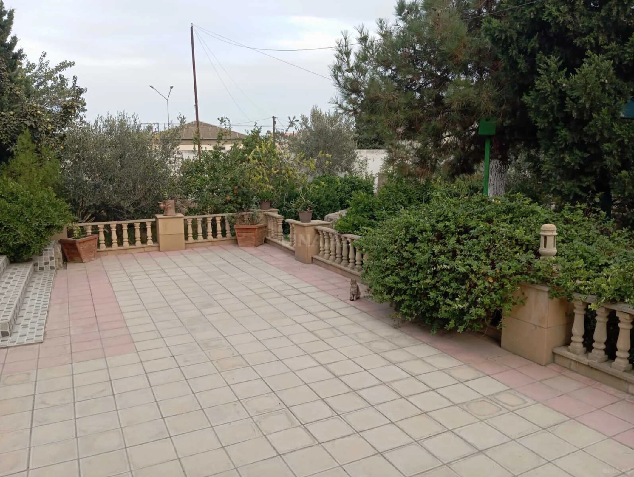 Satılır 8 otaqlı həyət evi 400 m²