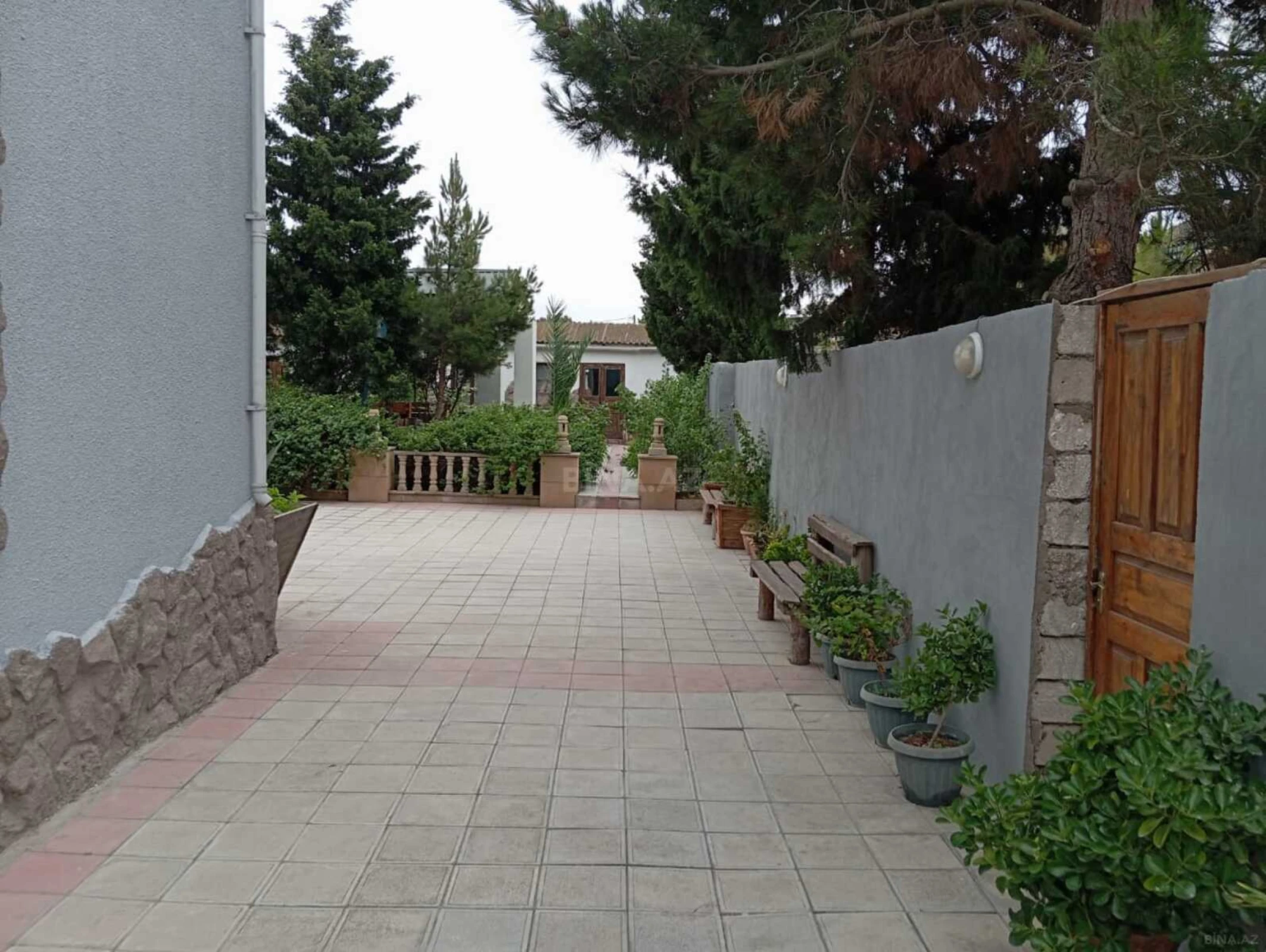 Satılır 8 otaqlı həyət evi 400 m²