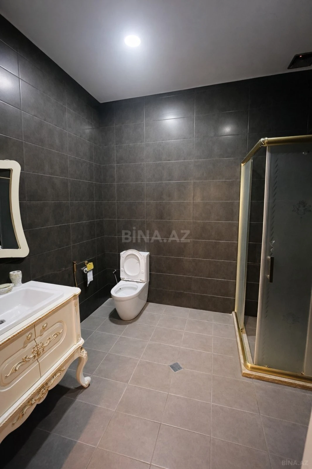 Satılır 3 otaqlı mənzil 146 m²
