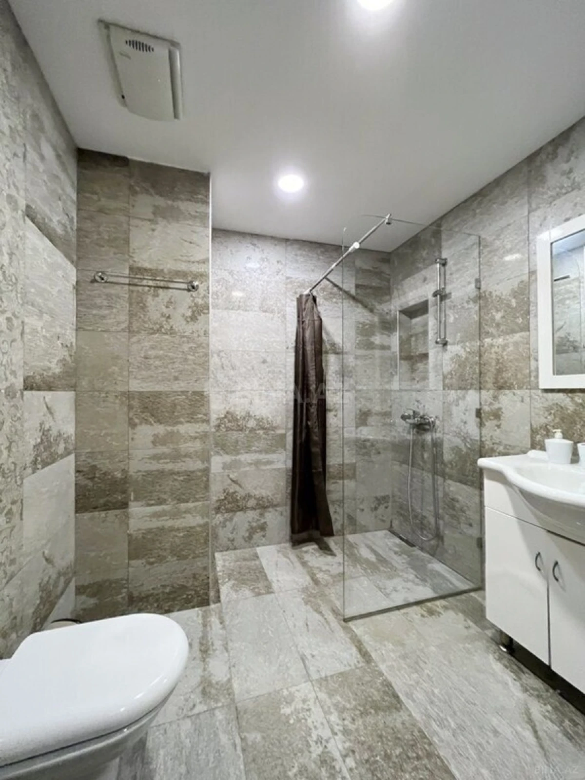 Kirayə verilir 2 otaqlı mənzil 107 m²