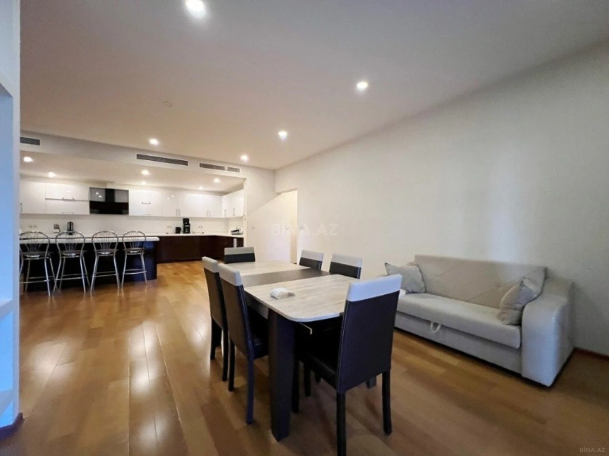 Kirayə verilir 2 otaqlı mənzil 107 m²