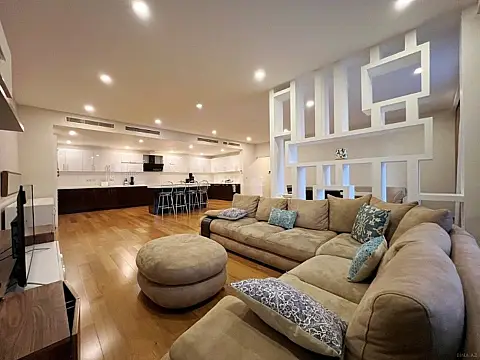 Kirayə verilir 2 otaqlı mənzil 107 m²