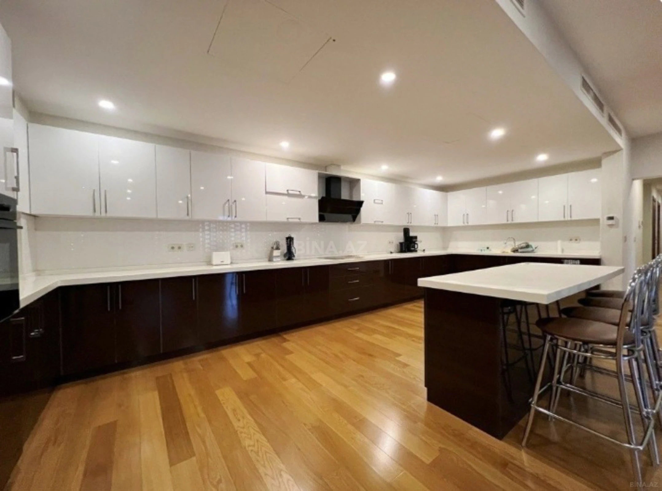 Kirayə verilir 2 otaqlı mənzil 107 m²