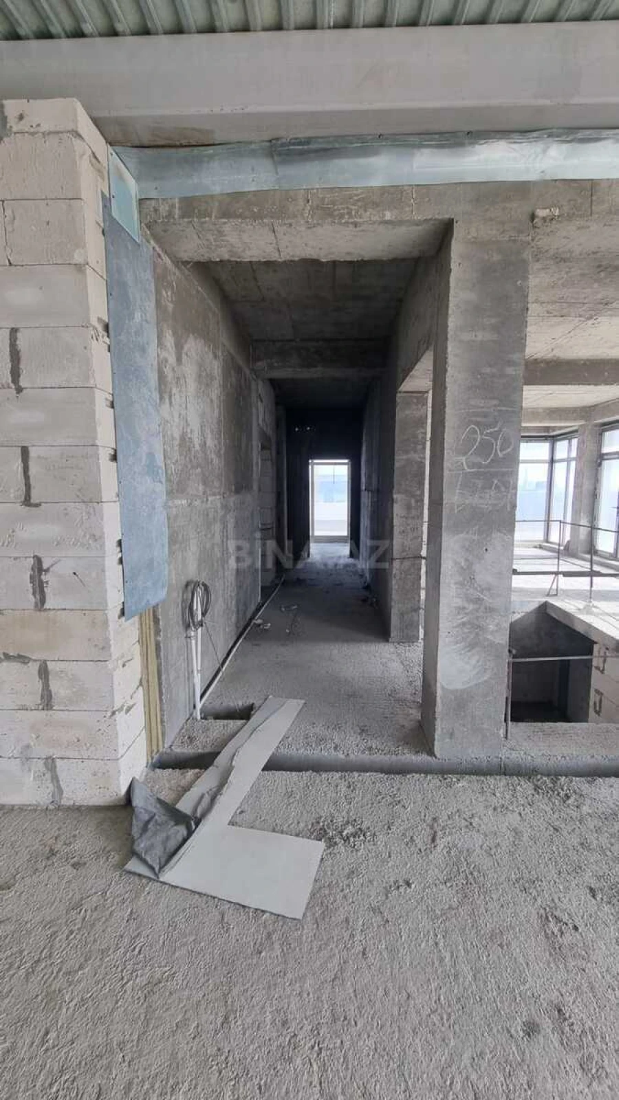 Satılır 5 otaqlı mənzil 255 m²