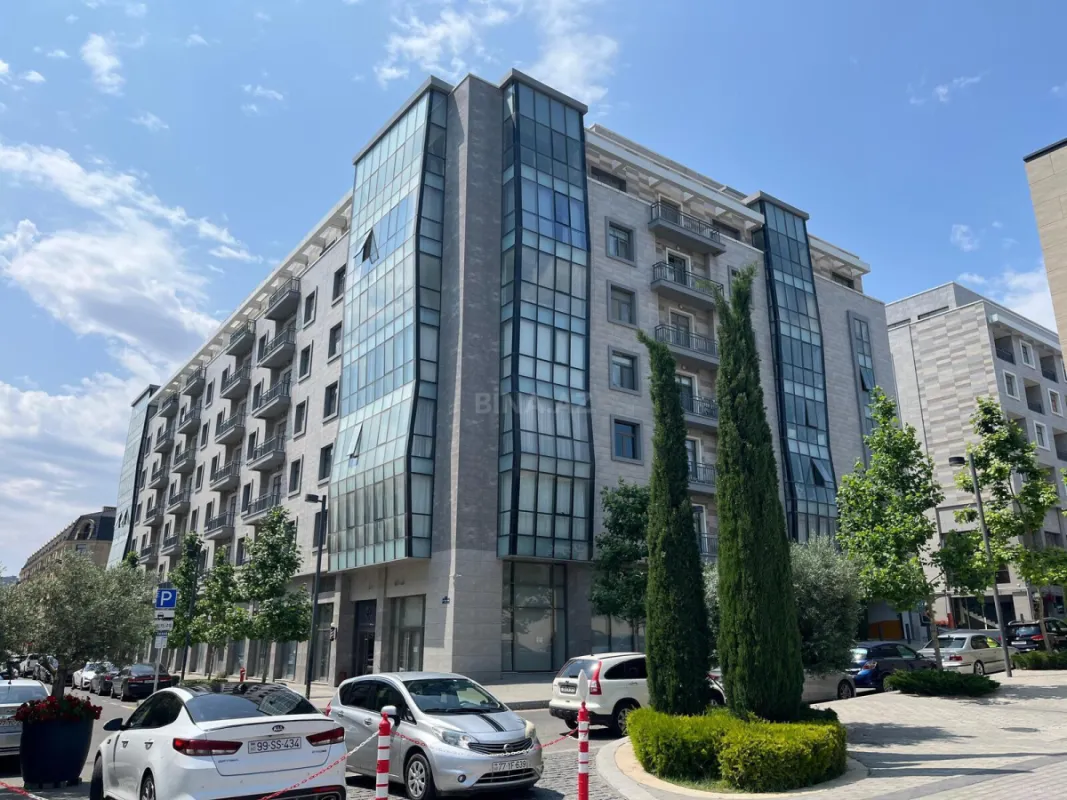 Satılır 5 otaqlı mənzil 255 m²