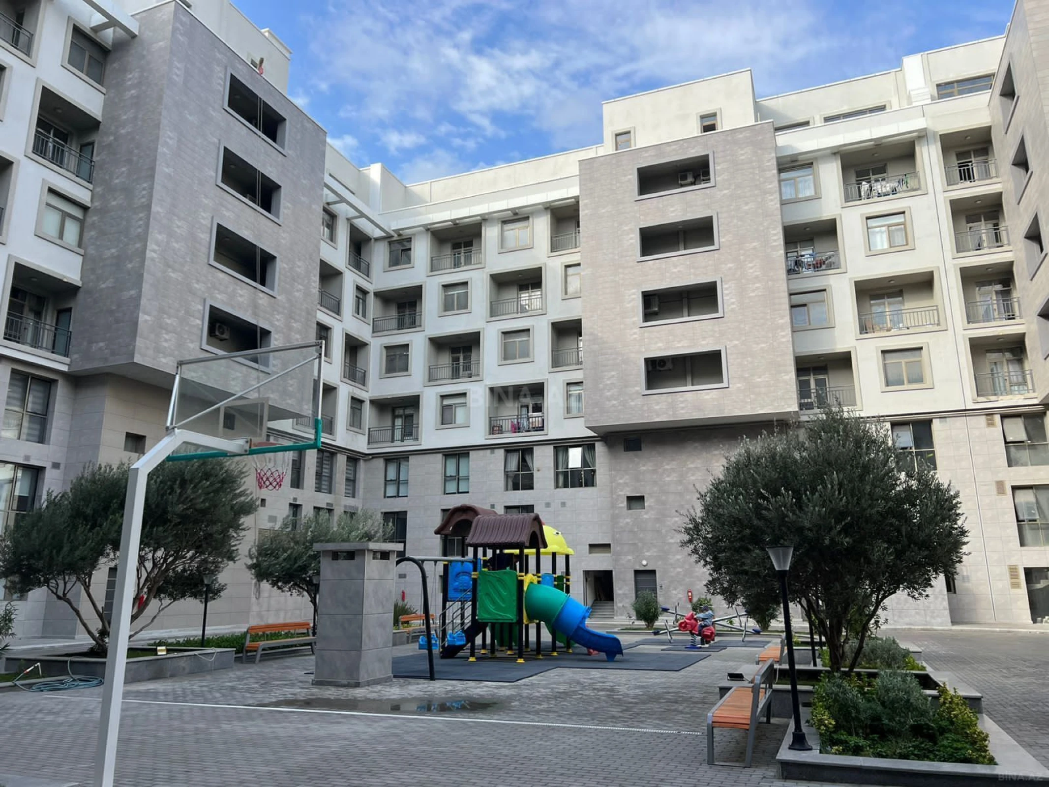 Satılır 5 otaqlı mənzil 255 m²