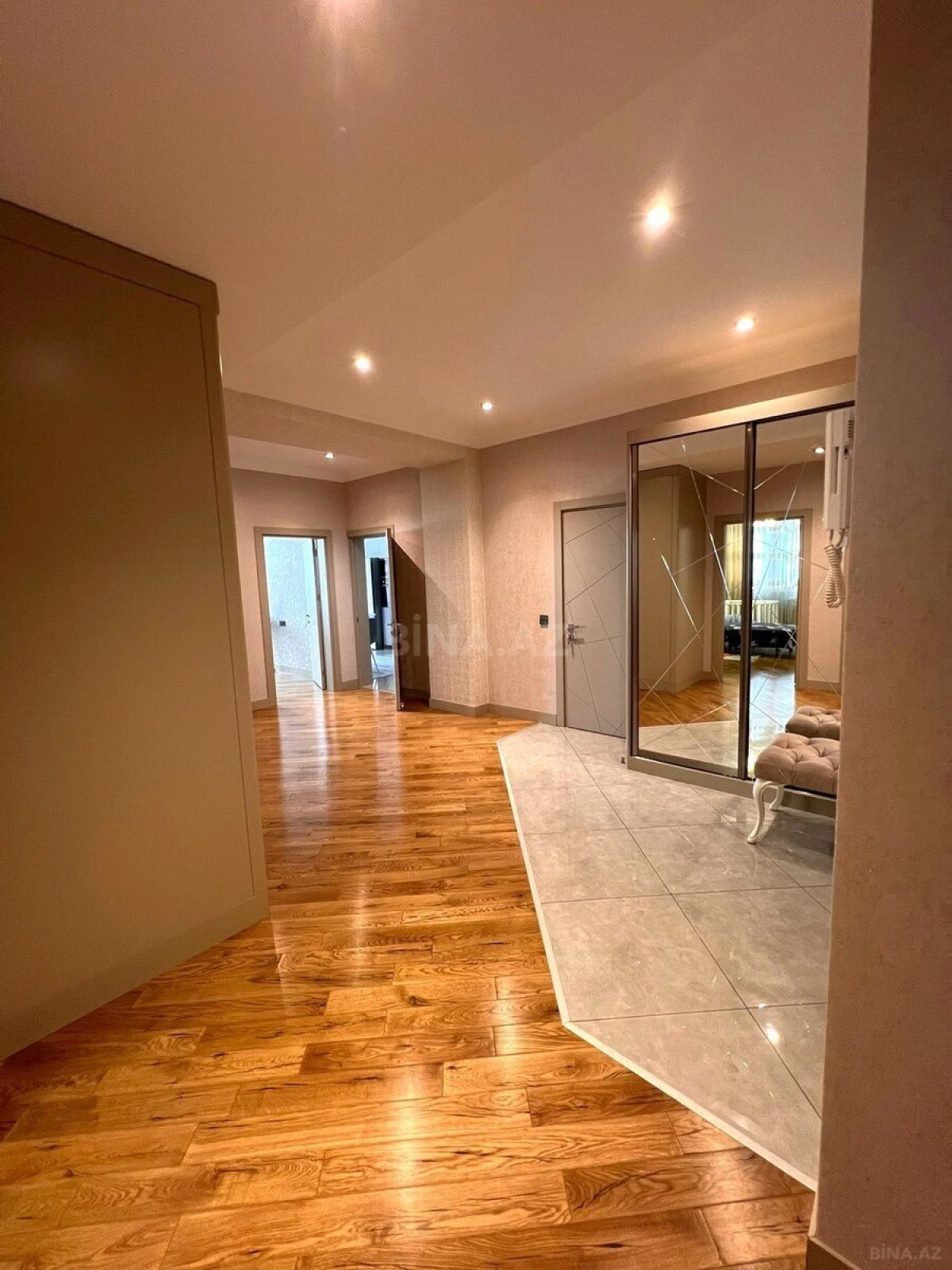 Satılır 4 otaqlı mənzil 200 m²