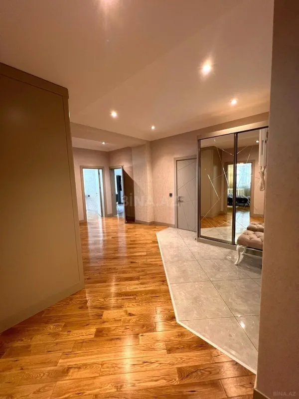 Satılır 4 otaqlı mənzil 200 m²