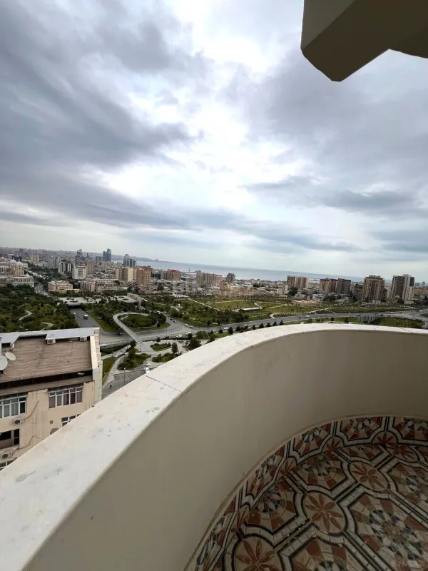 Satılır 4 otaqlı mənzil 200 m²